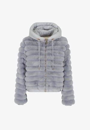 Giacca puffer in finta pelliccia grigia con design imbottito, polsini elasticizzati, cappuccio e dettagli in hardware dorato. Presenta una chiusura con zip e superficie texture.