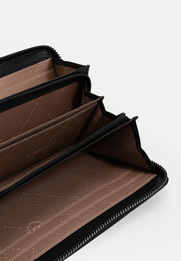 Portafoglio nero con zip, dotato di molteplici scomparti foderati in tessuto beige chiaro, caratterizzato da un esterno liscio e sottili dettagli di cucitura.