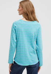 Langarmshirt aus hellblauem Stoff mit grünen horizontalen Streifen, rundem Ausschnitt und leicht abgerundetem Saum.