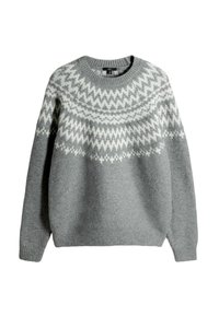 Grau gestrickter Pullover mit rundem Halsausschnitt, der ein weißes Zickzackmuster an der Schulterpartie aufweist. Hergestellt aus weicher Wolle, mit gerippten Bündchen und Saum.