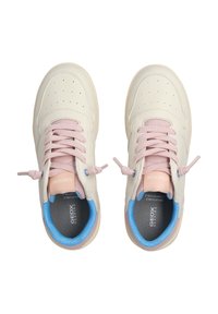 Sneakers bianchi in pelle con lacci e dettagli rosa chiaro, fodera interna blu, design perforato sulla punta e logo sulla linguetta.