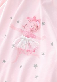 Vaaleanpunaisessa kankaassa on painettu ballerina-kuvio, jossa on tylli-hame ja hopeisia tähtiä. Vaaleanpunainen nauha korostaa ballerinan hiuksia. Pehmeä rakenne.