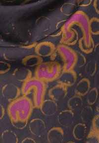 Foulard in seta con uno sfondo scuro e forme astratte audaci in viola e marrone, che mostra una texture liscia e motivi rotondi.