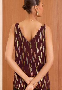 Love & Roses V NECK V BACK REGULAR FIT - Blúzka - berry metallic