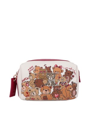 Bolsa rectangular blanca con cremallera roja e ilustraciones de varios ositos de peluche y un leopardo, algunos con corazones y lazos.