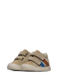 Scarpe per bambini in suede marrone chiaro con due cinturini in Velcro, caratterizzate da una striscia blu e marrone sul lato e una suola in gomma.