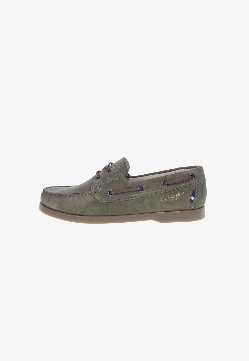 Scarpa da barca in suede verde con lacci e occhielli marroni, dotata di punta cucita e suola in pelle. Logo "U.S. Polo Assn." visibile sul lato.