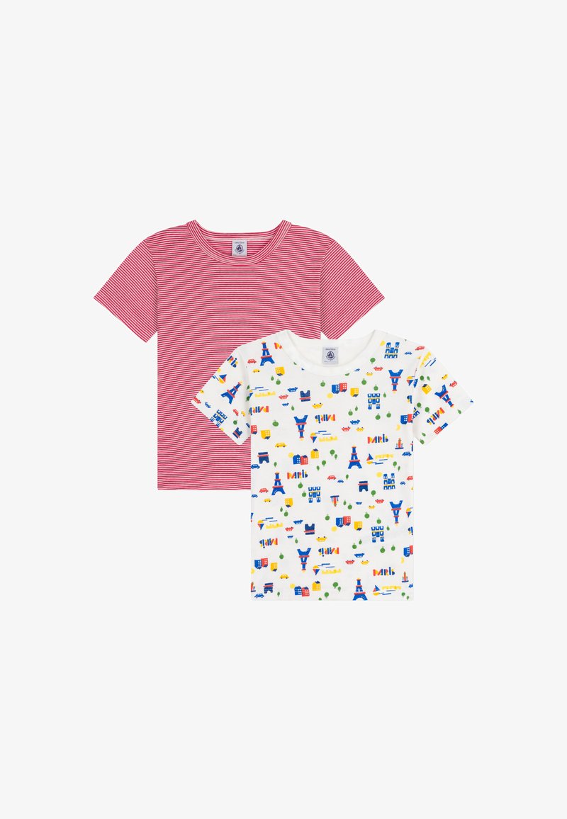 Deux t-shirts à manches courtes : un rouge avec des rayures blanches, et un autre blanc avec un imprimé coloré de monuments et de voitures. Tissu en coton, col rond.