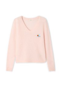 Pull léger rose en V en matière douce et pelucheuse. Comprend un petit patch brodé avec des fruits colorés et du texte sur la poitrine gauche.