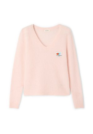 Jasnoróżowy sweter w serek wykonany z miękkiego, puszystego materiału. Posiada małą haftowaną naszywkę z kolorowymi owocami i tekstem po lewej stronie klatki piersiowej.