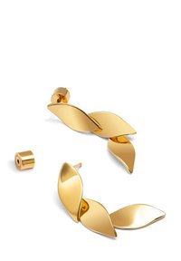 Pendientes dorados con elementos metálicos en forma de hoja. Acabado suave y brillante; incluyen un soporte de presión y una pieza decorativa atornillada.