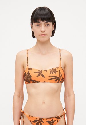 Pomarańczowy biustonosz bikini z kwiatowym brązowym wzorem, z cienkimi regulowanymi ramiączkami i gładkim, elastycznym materiałem.