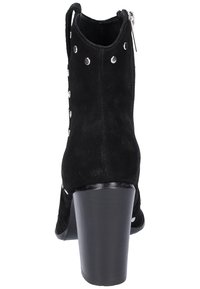 Bottines en cuir velours noir avec un haut talon bloc, fermeture éclair, et accents de clous argentés sur le côté. Surface lisse et texturée.