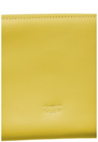 Žuta kožna torbica s teksturiranim finišom, s patentnim zatvaračem i malim logotipom urezanim u donjem kutu.