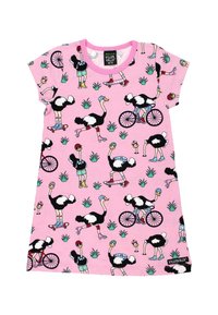 Różowa bawełniana sukienka z radosnym wzorem strusi, które zajmują się różnymi aktywnościami, takimi jak jazda na rowerze i rolkach, z zielonymi akcentami.