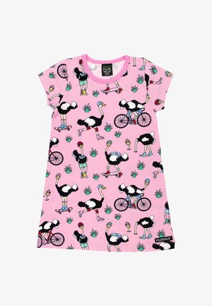 Różowa bawełniana sukienka z radosnym wzorem strusi, które zajmują się różnymi aktywnościami, takimi jak jazda na rowerze i rolkach, z zielonymi akcentami.