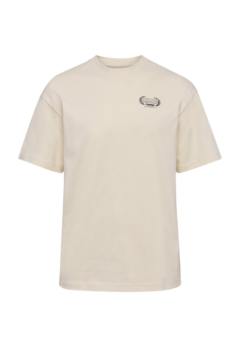 Beige bomulds t-shirt med korte ærmer, rund halsudskæring og et lille "SWARM" logo patch på venstre bryst. Blød tekstur, normal pasform.