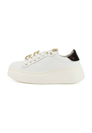 Sneaker platform bianco con occhielli dorati, accessori decorativi in oro e cristallo per i lacci, e linguetta nera sul tallone con dettagli di cucitura rossa.