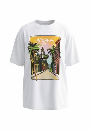 Weißes T-Shirt mit einem bunten Motiv einer Havanna-Straßenszene mit Palmen, Gebäuden und einem Kirchturm bei Sonnenuntergang.