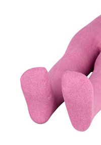 Calzini rosa lavorati a maglia con una texture morbida, che mostrano un design con punta arrotondata e un colore uniforme su tutto il tessuto.