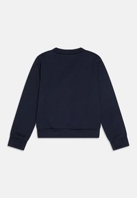 Felpa blu navy con colletto a girocollo, polsini a costine e vita aderente. Realizzata in un tessuto morbido e testurizzato con una finitura liscia.