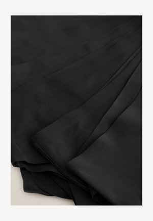 Zwart geplooid stof met een gladde, zachte textuur. De stof valt elegant en toont een uniforme kleur zonder patronen of accenten.