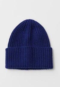 Gestrickte blaue Mütze mit geripptem Muster, ausgestattet mit einem umgeschlagenen Bündchen am unteren Rand und einer zulaufenden Spitze. Hergestellt aus Wolle oder ähnlichem Material.