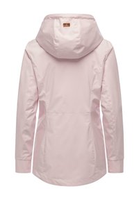 Vaaleanpunainen naisten hupullinen sadetakki, jossa pitkät hihat, näkyvät saumat ja pieni ruskea logoplaatti hupun takana.