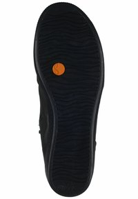 Suela de zapato negra con un patrón texturizado en ondas, que presenta un logo circular naranja. Tamaño marcado como 37, con un borde suave y material duradero.