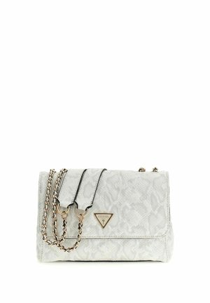 Witte getextureerde schoudertas met gouden kettingriem en Guess driehoekig logo op de voorflap.