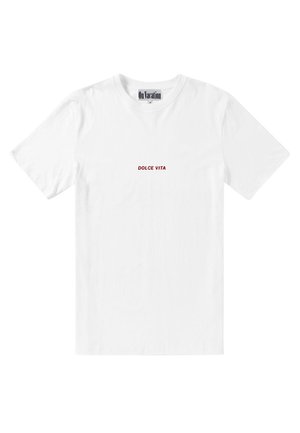 T-shirt blanc à manches courtes et col rond avec un petit texte rouge "DOLCE VITA" centré sur la poitrine et une étiquette indiquant "On Vacation" à l'intérieur du col.