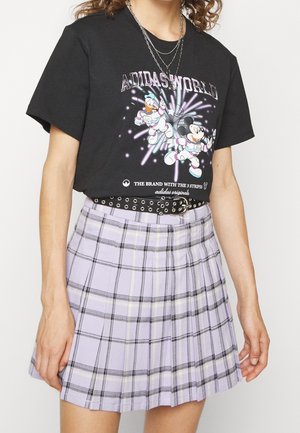 Zwart Adidas T-shirt met Mickey en Donald in ruimtepakken, gecombineerd met een paarse geruite geplooide rok en een zwarte riem met ogen.