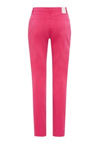 Knallpinke Slim-Fit-Hose mit Gesäßtaschen und einem weißen Etikett am Bund, von hinten gezeigt.