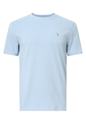 Camiseta de algodón azul claro con cuello redondo, mangas cortas y un pequeño logo bordado en el lado izquierdo del pecho. Textura suave, corte clásico.