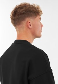 Johnny Urban CARTER OVERSIZED CREWNECK - Felpa - schwarz logo print