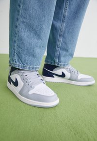 AIR JORDAN 1 MID - Baskets montantes - white/midnight navy/wolf grey
