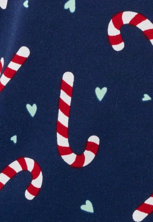 Tessuto blu navy con caramelle a forma di bastoncino rosso e bianco e piccoli cuori azzurri. Texture liscia, motivo giocoso progettato per temi festivi.