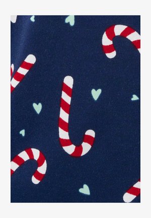 Tessuto blu navy con caramelle a forma di bastoncino rosso e bianco e piccoli cuori azzurri. Texture liscia, motivo giocoso progettato per temi festivi.