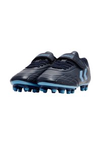 Scarpe da calcio nere con una finitura lucida, dettagli blu e un cinturino sulla parte superiore. Presentano un design testurizzato sulla parte anteriore e tacchetti conici.