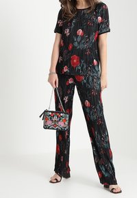 VILA T-shirt med print - black