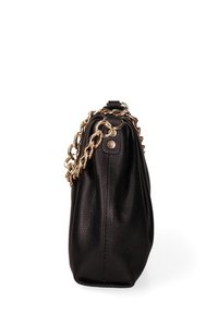 Zwarte lederen handtas met een textuur afwerking, voorzien van een gouden schouderband en een gladde bovenklep. Licht afgeronde vorm met zijnahts.