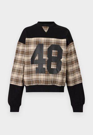 Zwart-beige geruite sweatshirt met groot zwart "48" op de voorkant, zwarte boorden en zoom, en effen zwarte inzetstukken en mouwen.