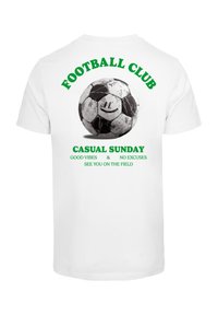 Baltas marškinėlis su juodai baltos futbolo kamuolio grafika. Tekste yra "Futbolo klubas", "Nedidelis sekmadienis" ir žaismingos frazės žalia spalva.