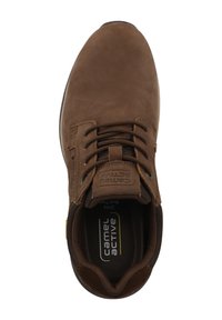 Zapato de cuero marrón con punta redondeada, parte superior texturizada y sistema de cordones oscuros en contraste. Presenta la marca "Camel Active" y plantilla acolchada.