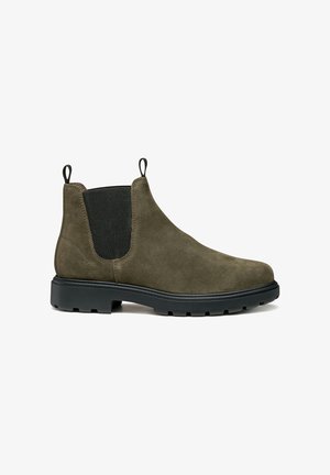 Olivgrön mocka Chelsea-boots med elastiska sidopaneler, dragflikar och en robust svart gummisula, med en slät, matt yta.