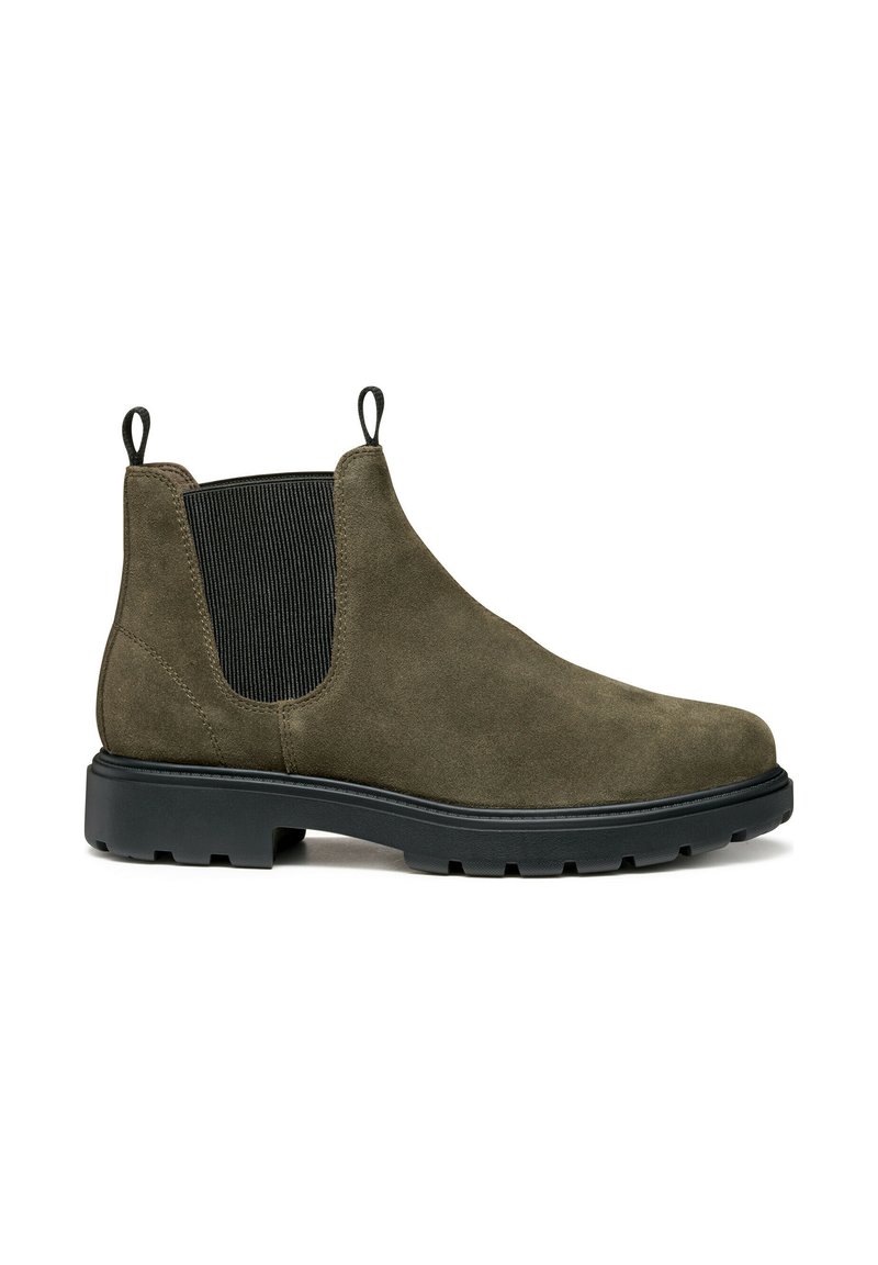 Botas Chelsea de ante verde oliva con paneles laterales elásticos, tiradores y una suela de goma negra robusta, con una textura suave y mate.