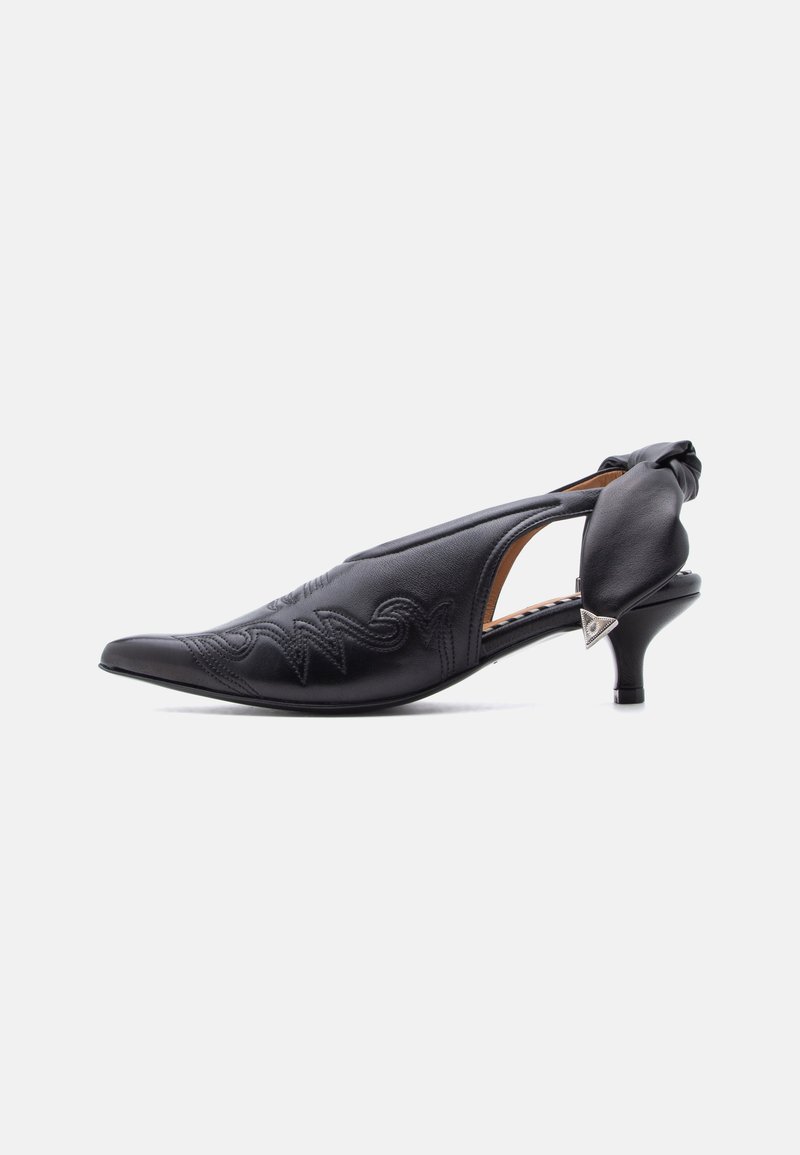 Escarpin slingback en cuir noir à bout pointu avec détails brodés et petit talon kitten, comprenant un nœud rembourré et un accent triangulaire argenté.