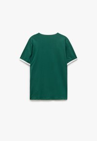 Camiseta de manga corta, de color verde oscuro, con cuello redondo blanco y ribete blanco en las mangas; hecha de una tela suave, similar al algodón.