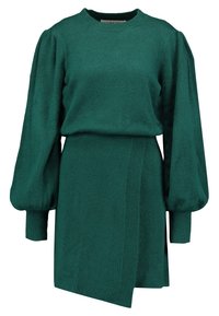 Robe tricotée verte avec un col rond, des manches longues bouffantes, un ourlet asymétrique et une finition texturée.