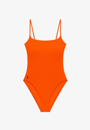 Narancssárga egyrészes fürdőruha vékony vállpántokkal és egy kis kék logóval az alsó bal oldalon.